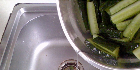 怎么腌黄瓜又脆又绿又不坏,黄瓜怎么腌制又脆又绿又好吃图9