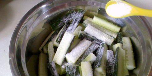 怎么腌黄瓜又脆又绿又不坏,黄瓜怎么腌制又脆又绿又好吃图5