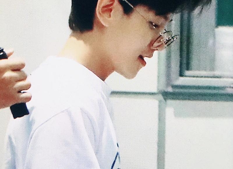 阿姨帮朋友送孙子去学校，看到前儿媳开豪车送儿子上学，懊悔无及