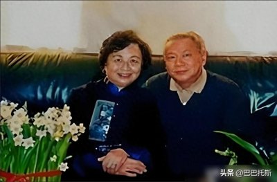 1995年,洪君彦和陈贤英的合影,两人曾是同学,气质不输章含之!