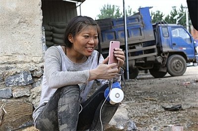 还记得靠卖惨走红的水泥妹吗?病重丈夫是假,现实中豪车洋房