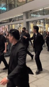 ​顶流肖战今晚新加坡线下活动生图出炉啦！简直是帅出新高度啊！