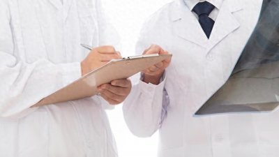 ​医生身份工作，学生身份领薪：规培生“待遇双标”亟待解决