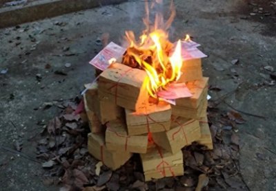 ​人逝要在家停三天后安葬，烧七、三周年，上坟烧纸。这绝不是迷信