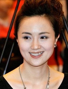 ​朱媛媛去世8个月后，辛柏青现身央视春晚彩排，状态逐渐回归