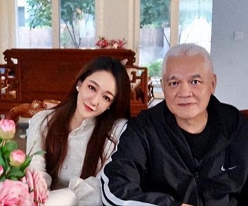 ​原来他俩是父女，女儿是美女演员，父亲是老戏骨，他68岁仍是单身