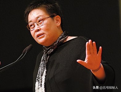 ​她曾是央视才女，捧红韩红后追债度日，相亲多次无人要至今未婚