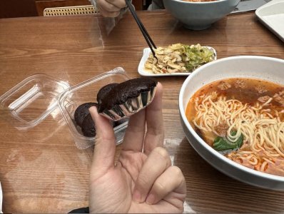 ​不吃外卖的打工人，排队去寺庙买斋饭