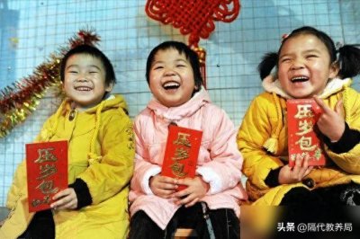 ​过年尴尬又来了：亲戚给娃500元红包，他家2娃咋办？宝妈机智化解