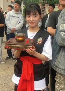 ​小杨哥爱徒小黄近照曝光，现身老家做净炉手，与之前形象判若两人